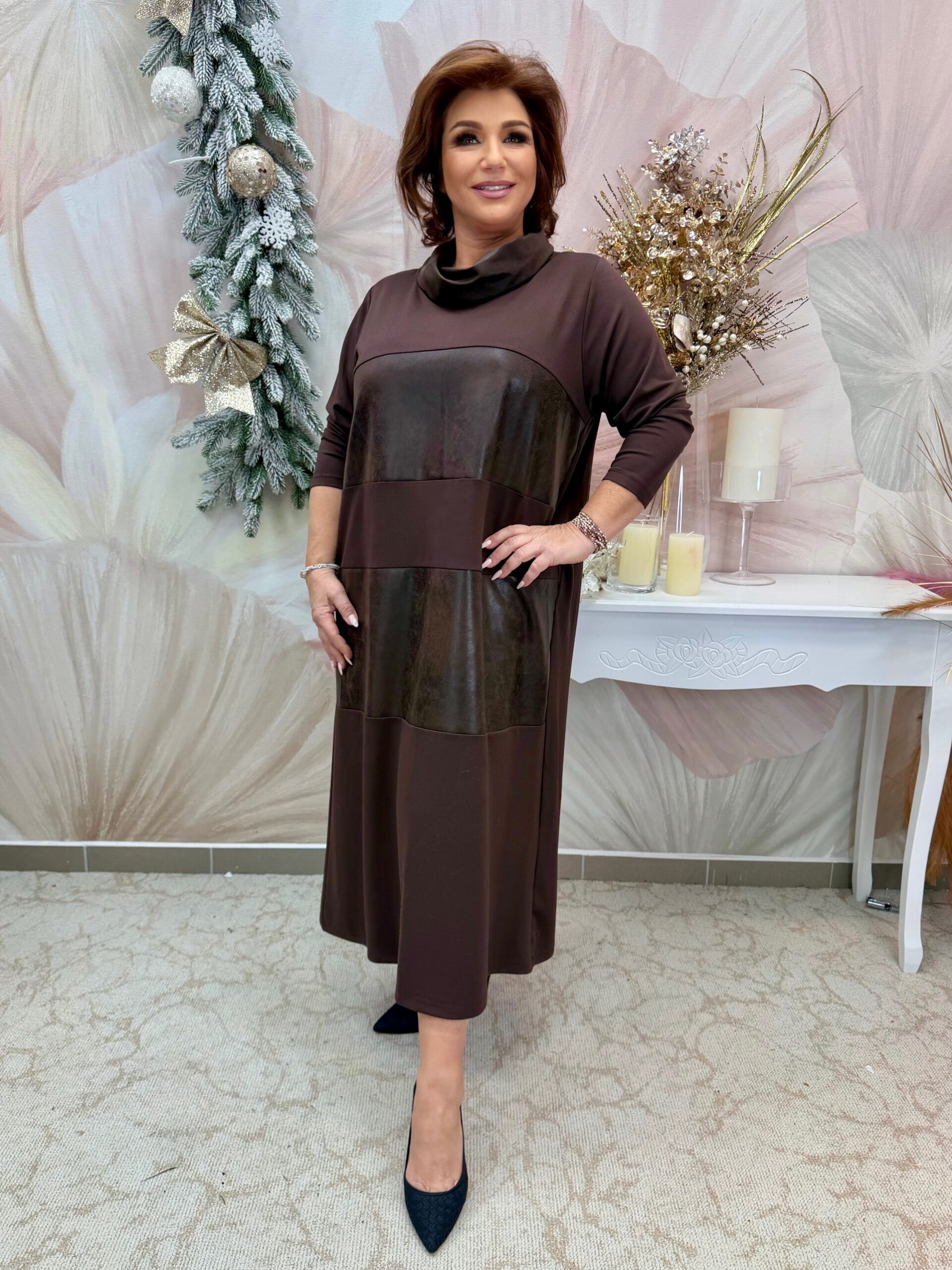 Elegáns csokibarna kámzsás nyakú ruha bőrbetéttel