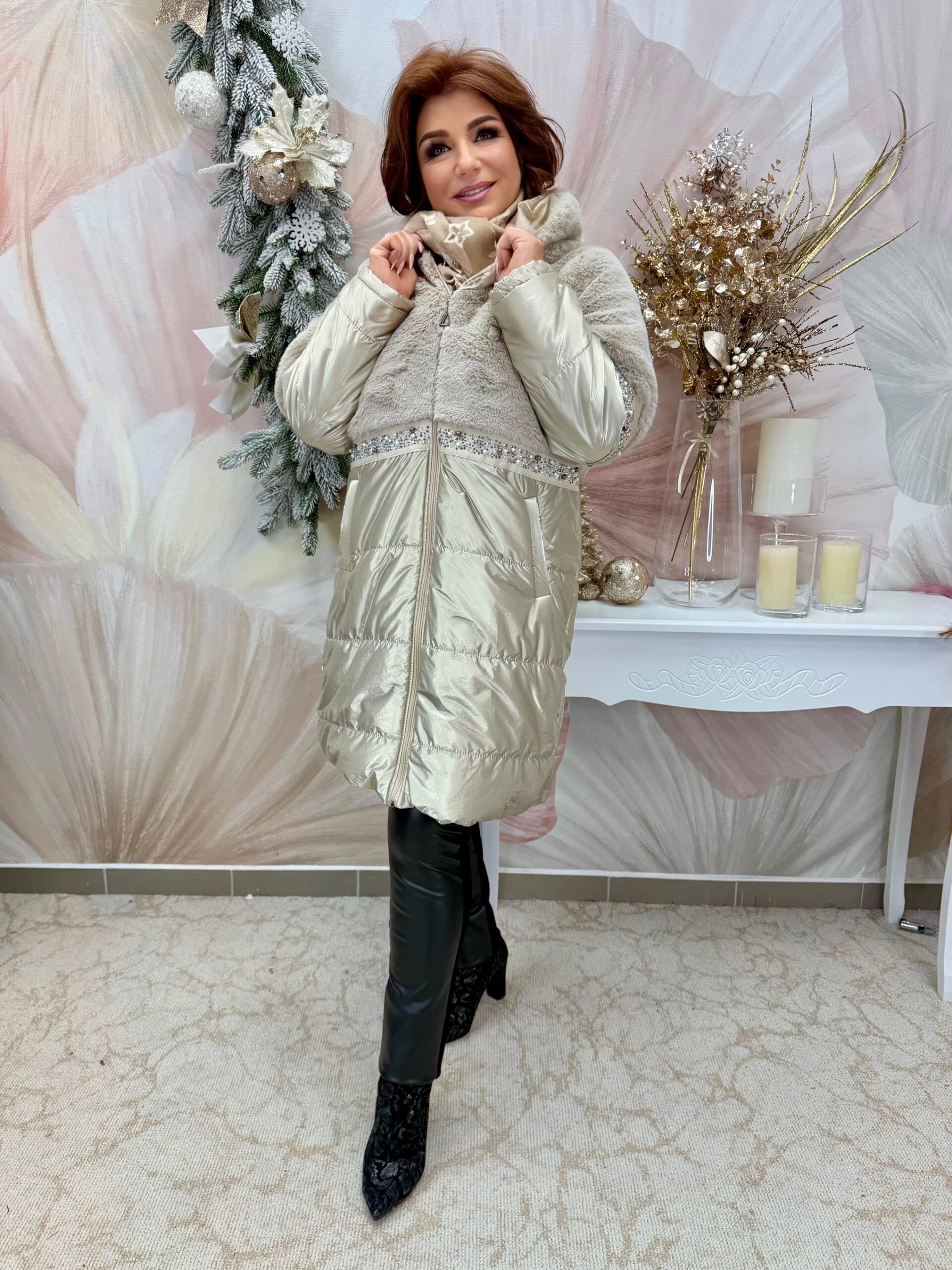 Felül szőrmés bézs selyemfényű télikabát ezüst kövekkel - Image 5