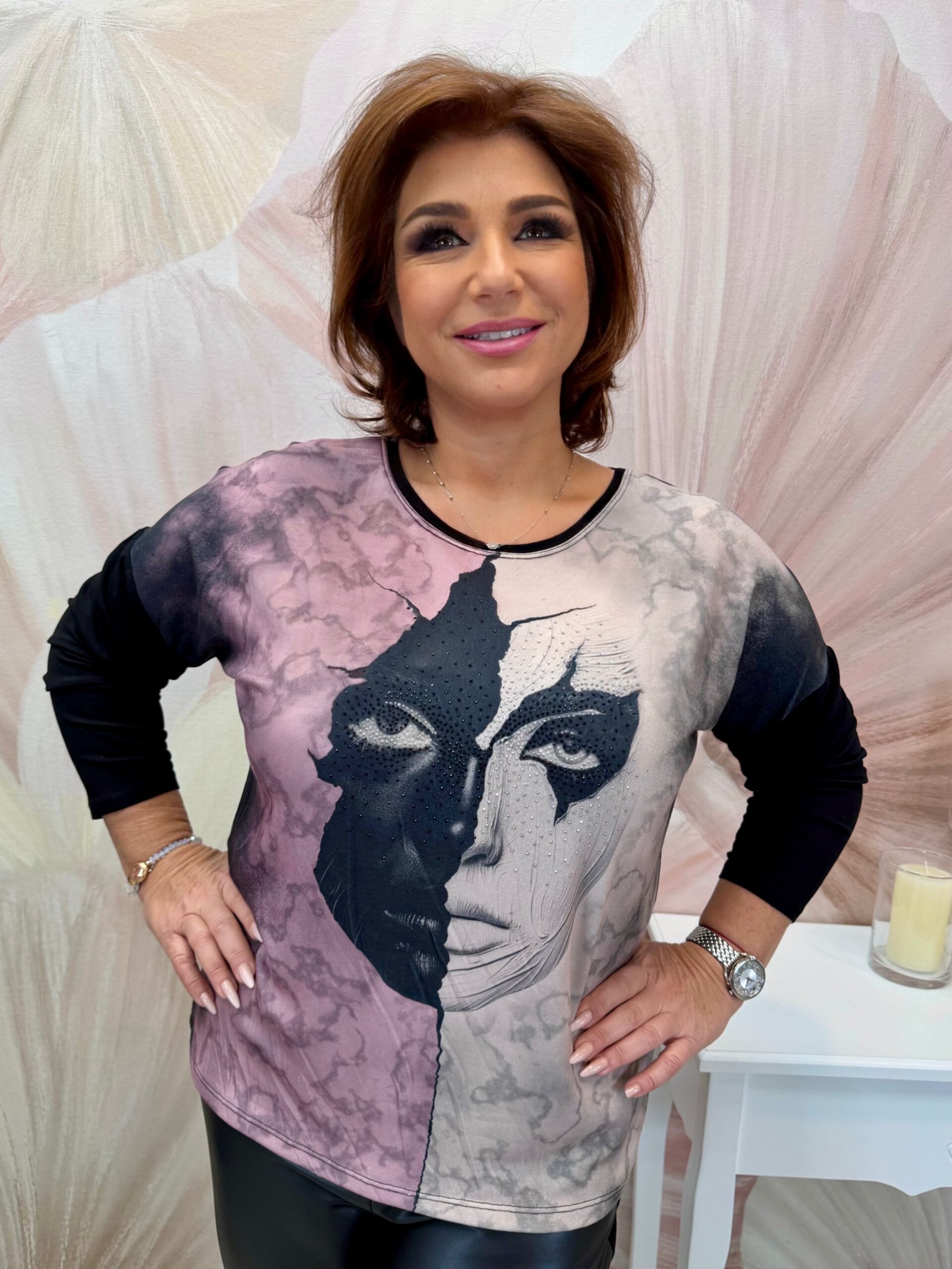 Vékony kötött arcmintás felső