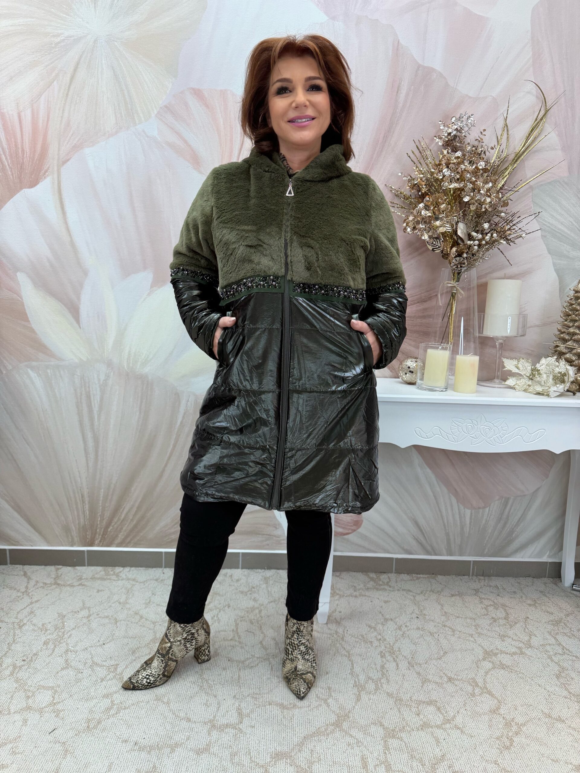 Felül szőrmés olajzöld selyemfényű télikabát kristályokkal