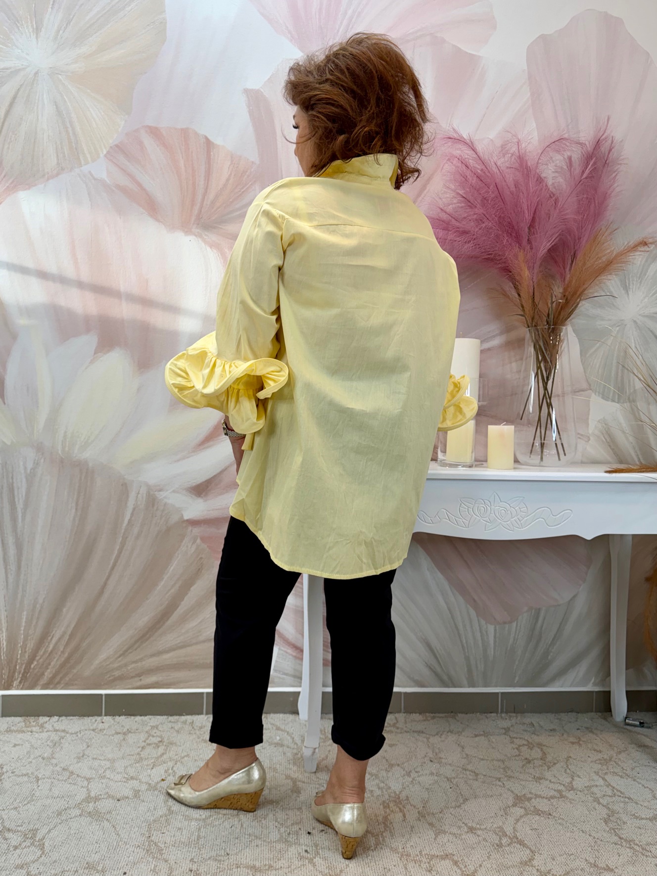 Tölcsér ujjú halvány sárga blúz ezüst strasszokkal - Image 6