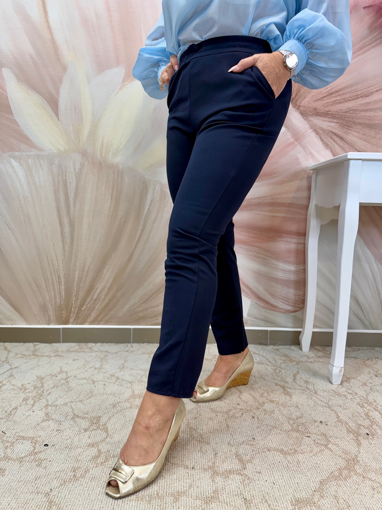 Csinos gumis derekú sötétkék nadrág