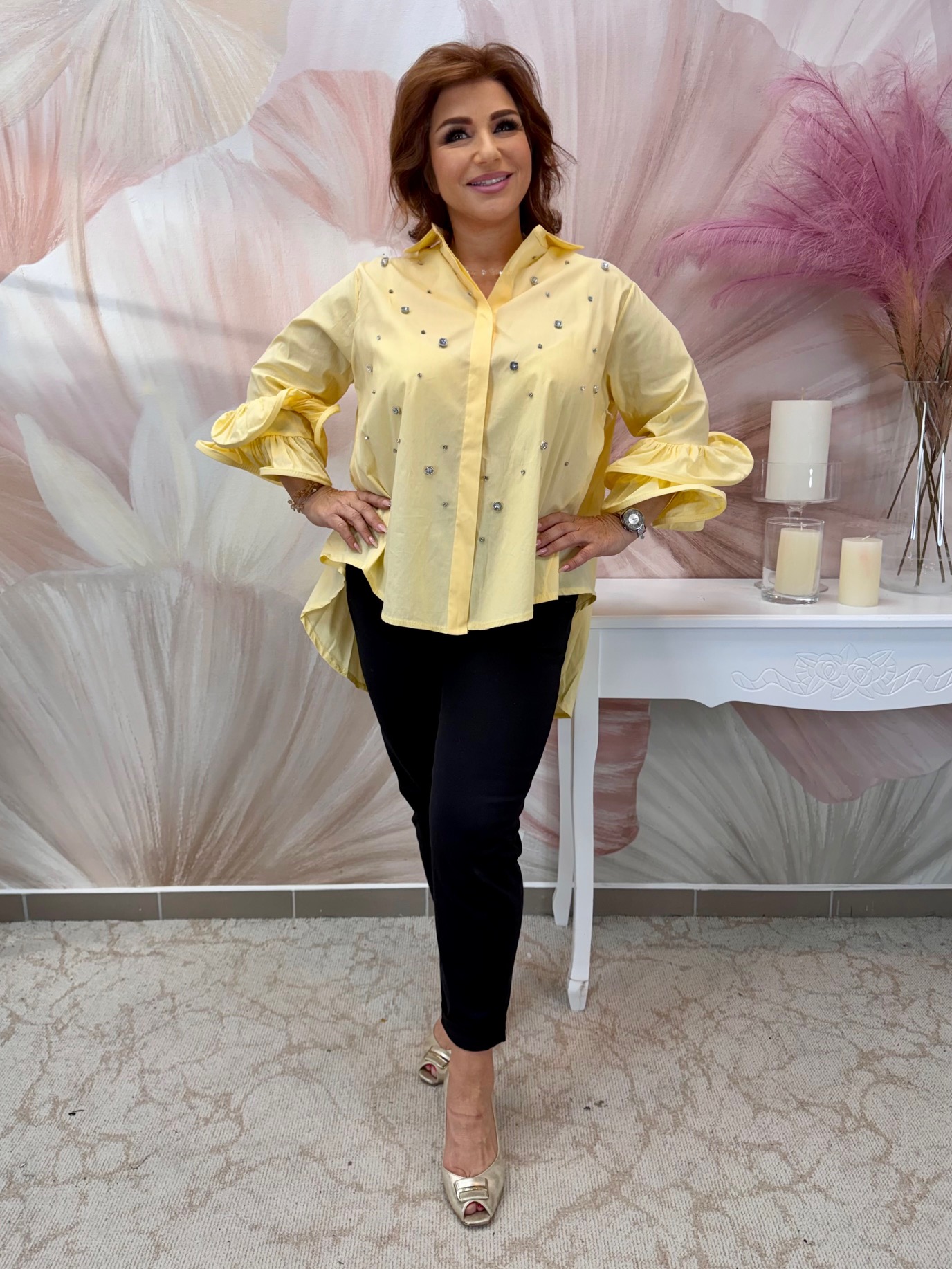 Tölcsér ujjú halvány sárga blúz ezüst strasszokkal - Image 3