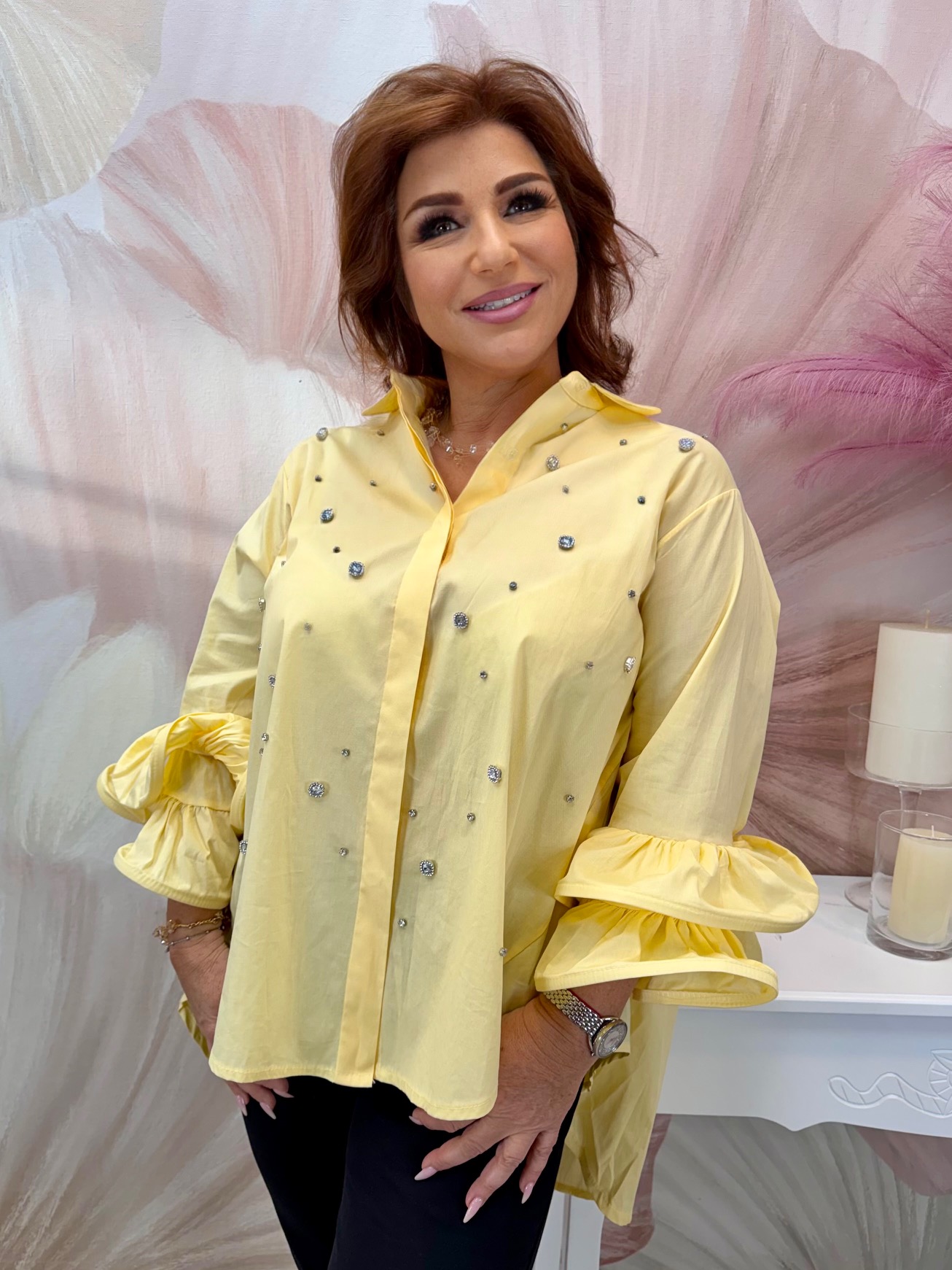 Tölcsér ujjú halvány sárga blúz ezüst strasszokkal