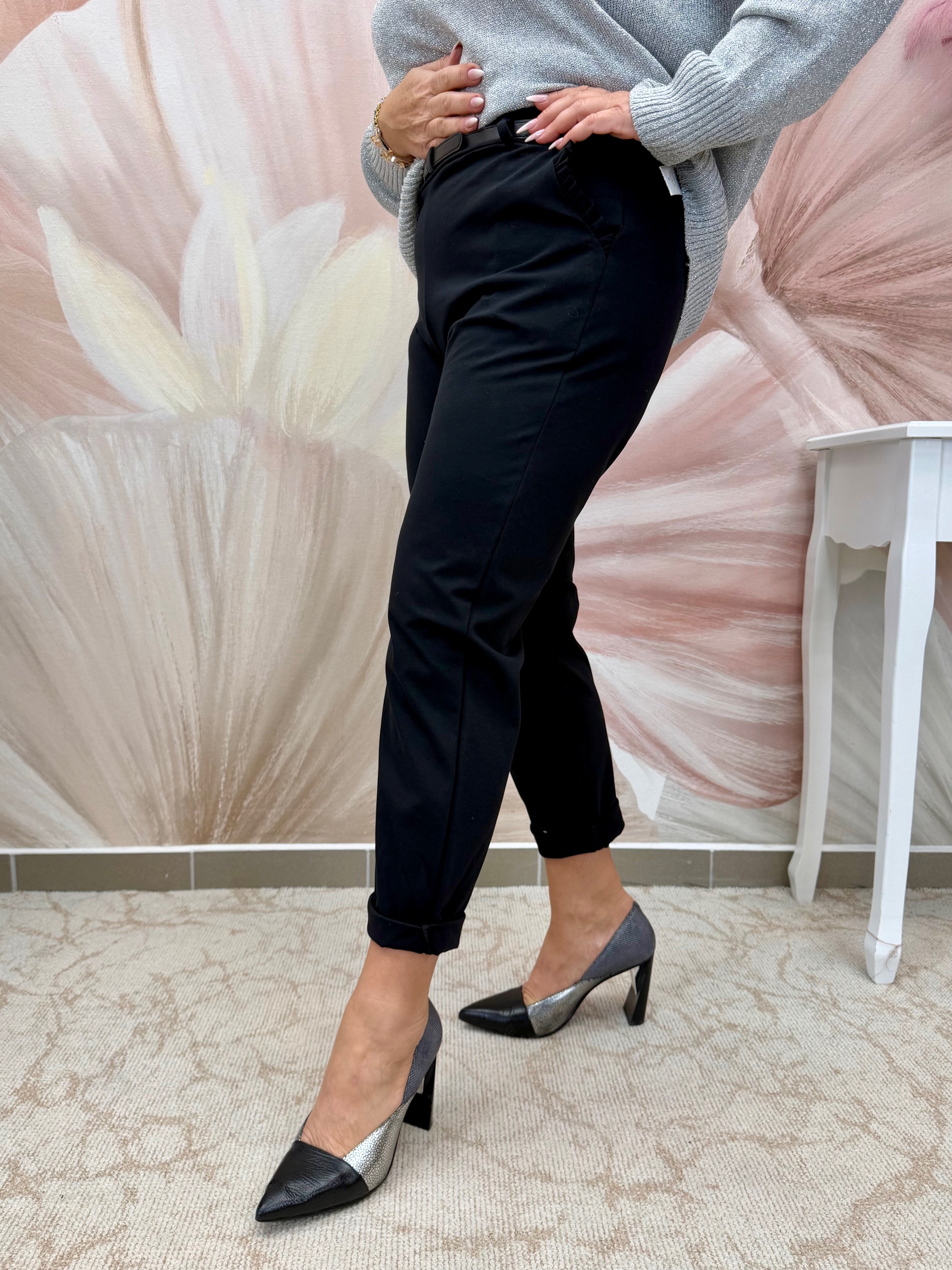 Elasztikus fekete nadrág fodros zsebbel, övvel