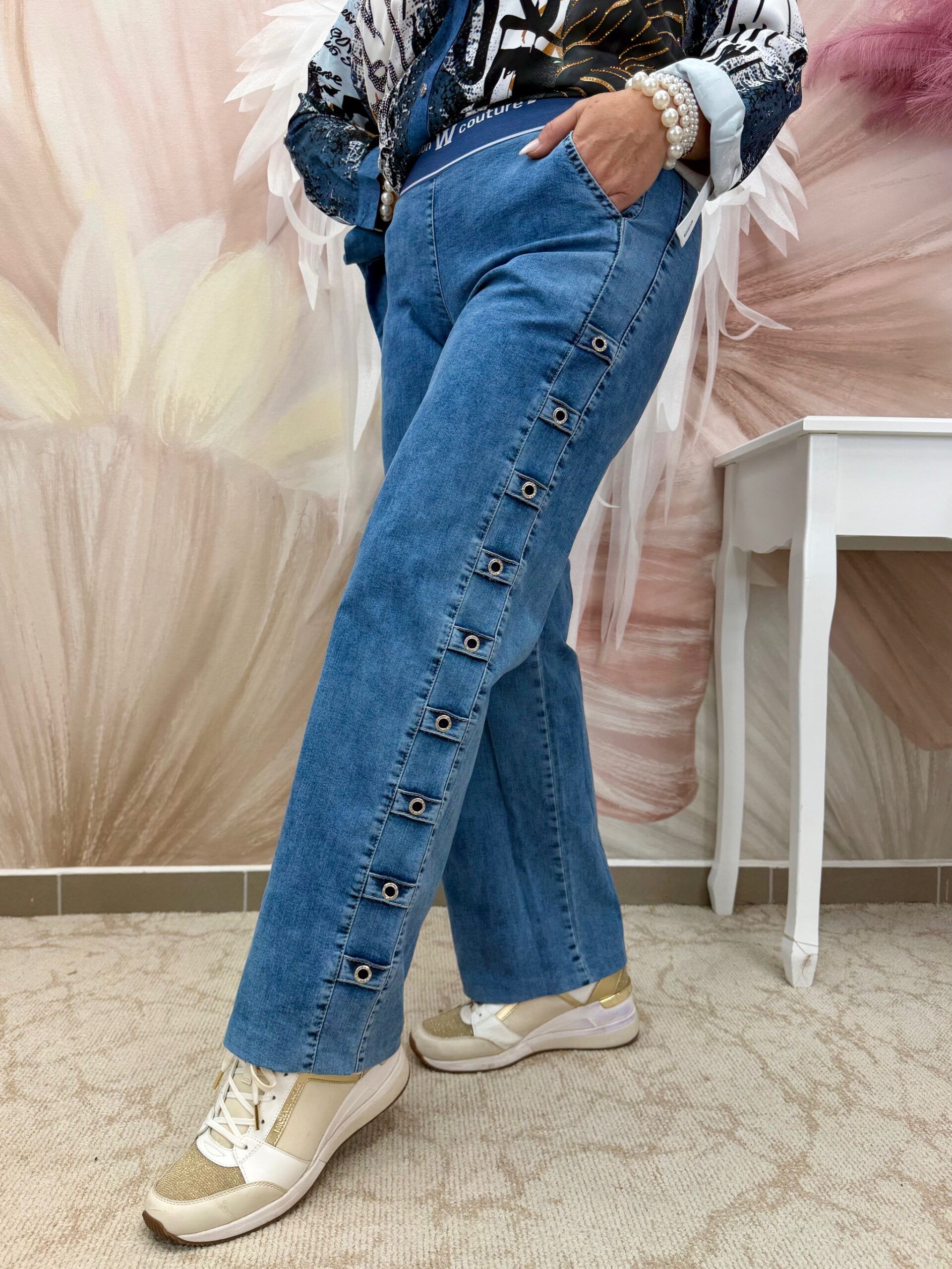 Csinos bővebb szárú farmernadrág oldalán kristályos patentokkal