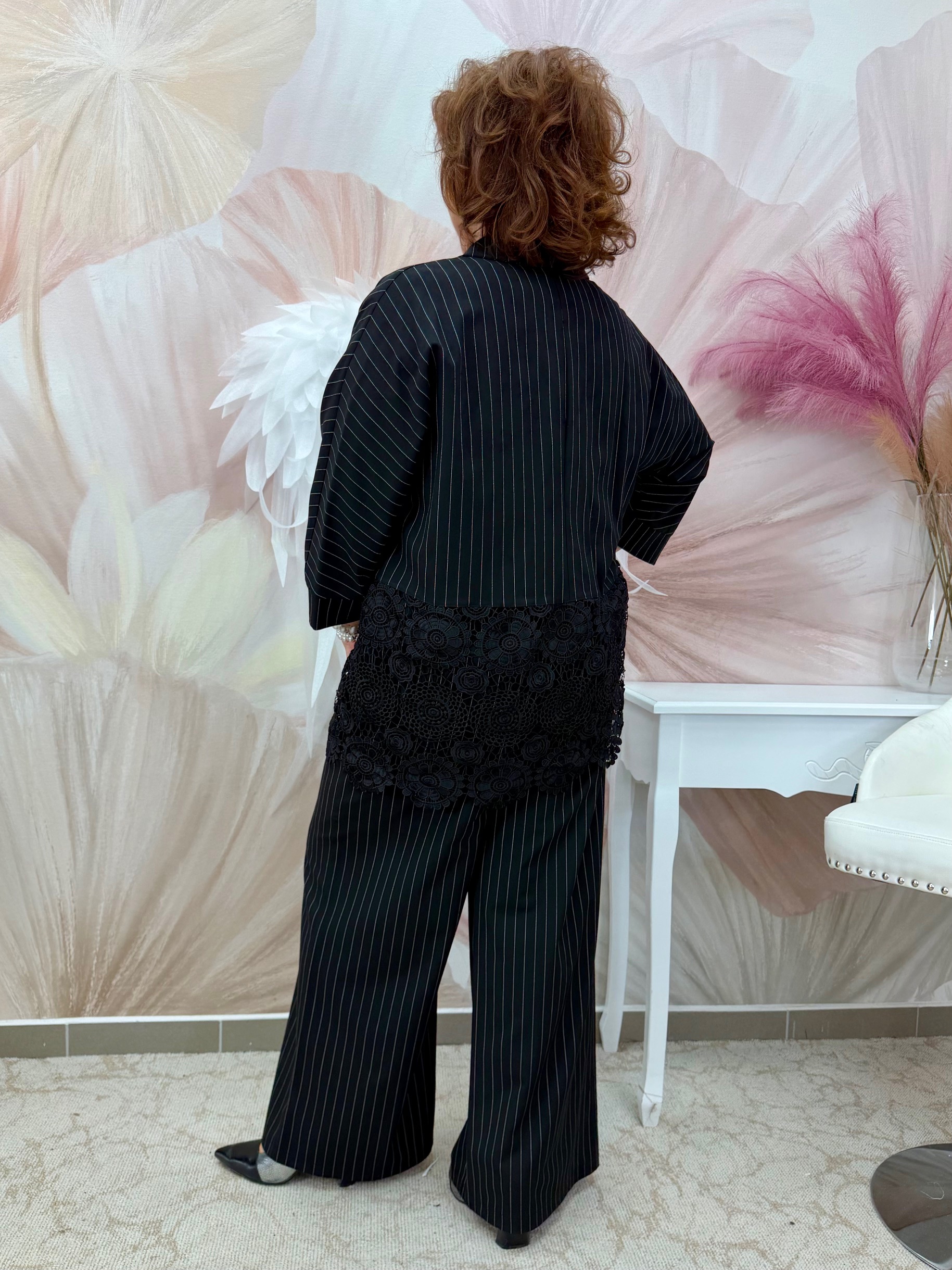 Grafitszürke csíkos csipkebetétes 3 részes nadrágkosztüm - Image 7