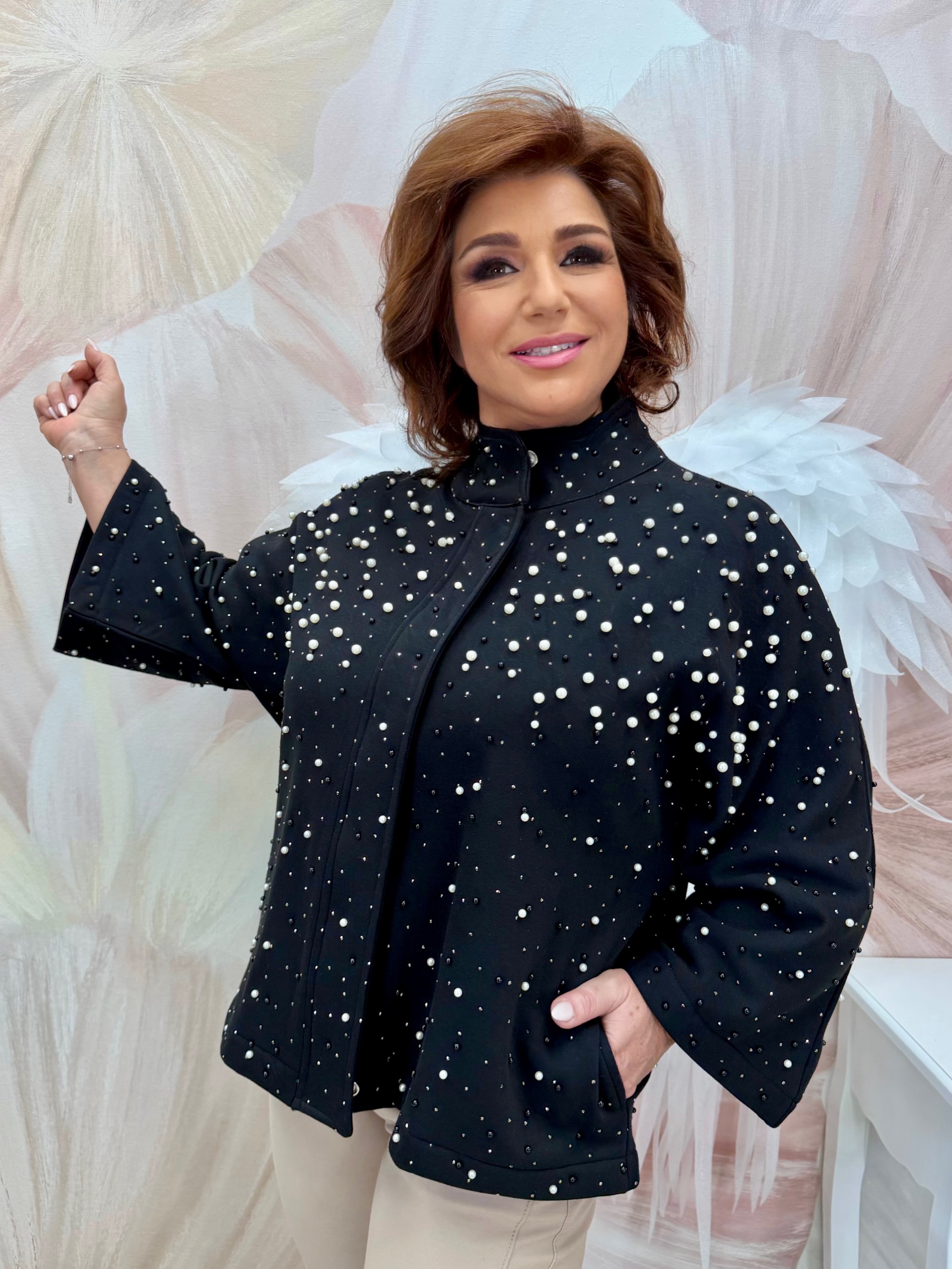 Csinos fekete kiskabát fehér gyöngypatentokkal