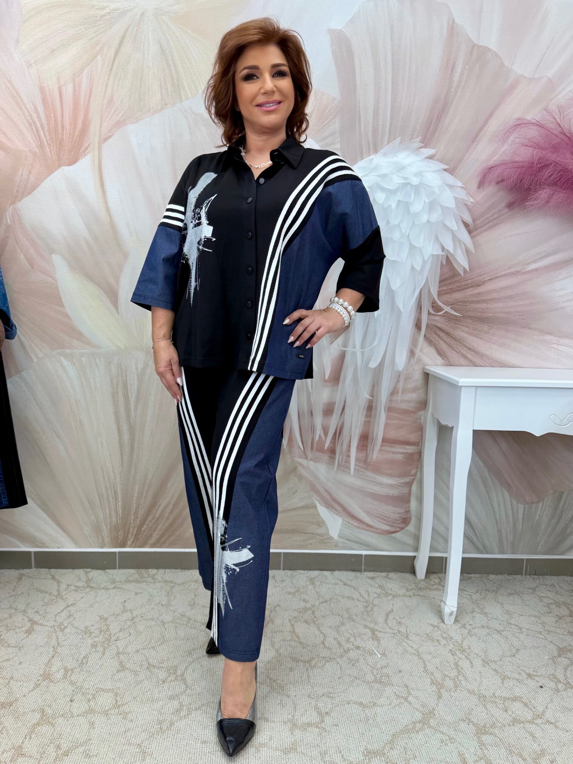 Modern fekete szett farmerbetéttel, fehér csíkokkal