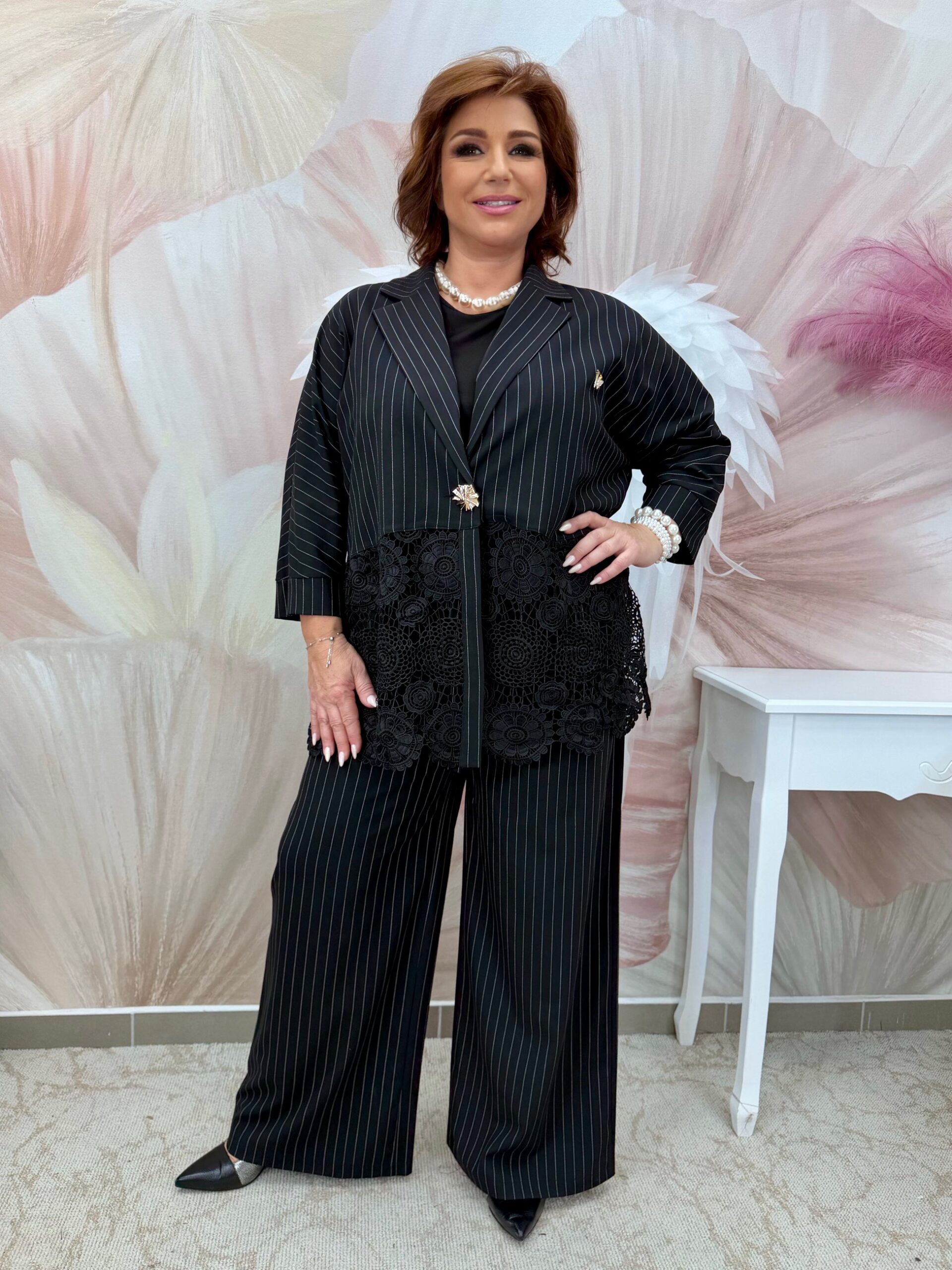 Grafitszürke csíkos csipkebetétes 3 részes nadrágkosztüm