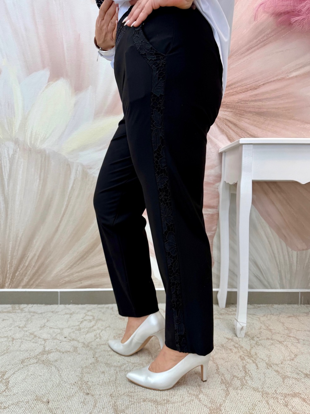 Csinos fekete nadrág oldalán csipkebetéttel