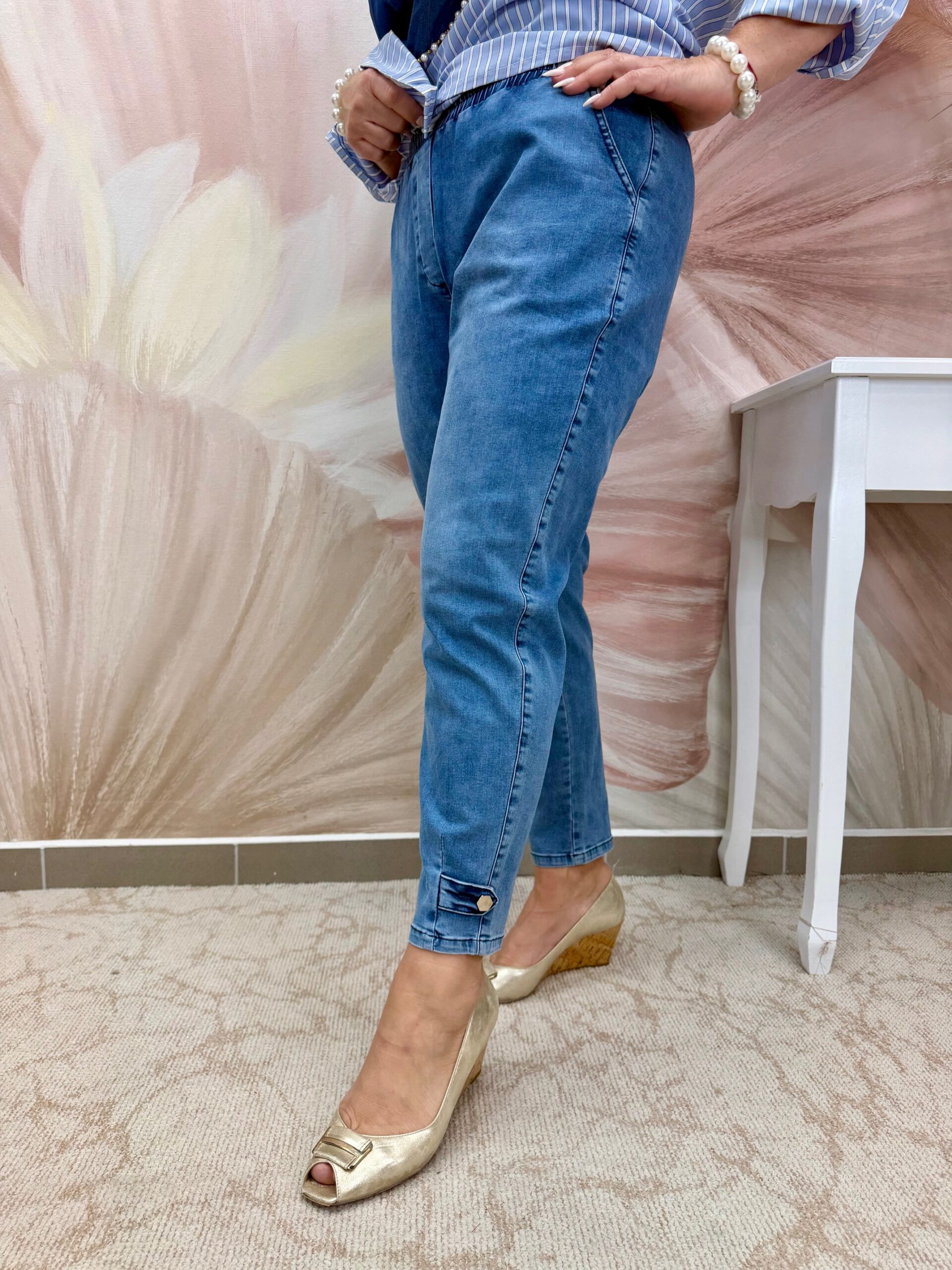 Alul patentos gumis derekú világos farmernadrág