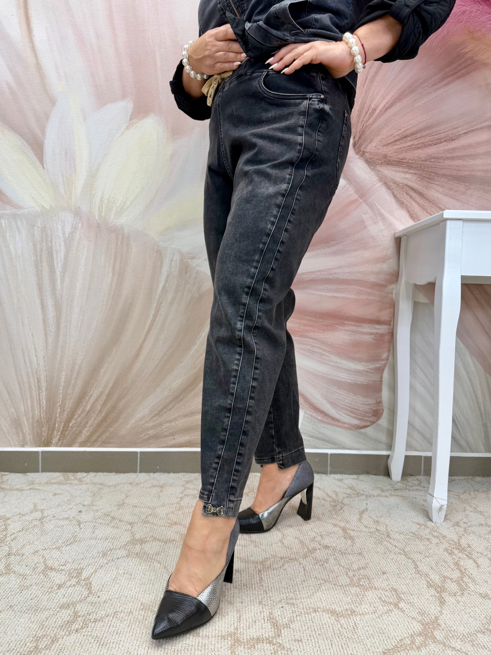 Csinos sötétszürke farmernadrág bokáján ezüst masnival