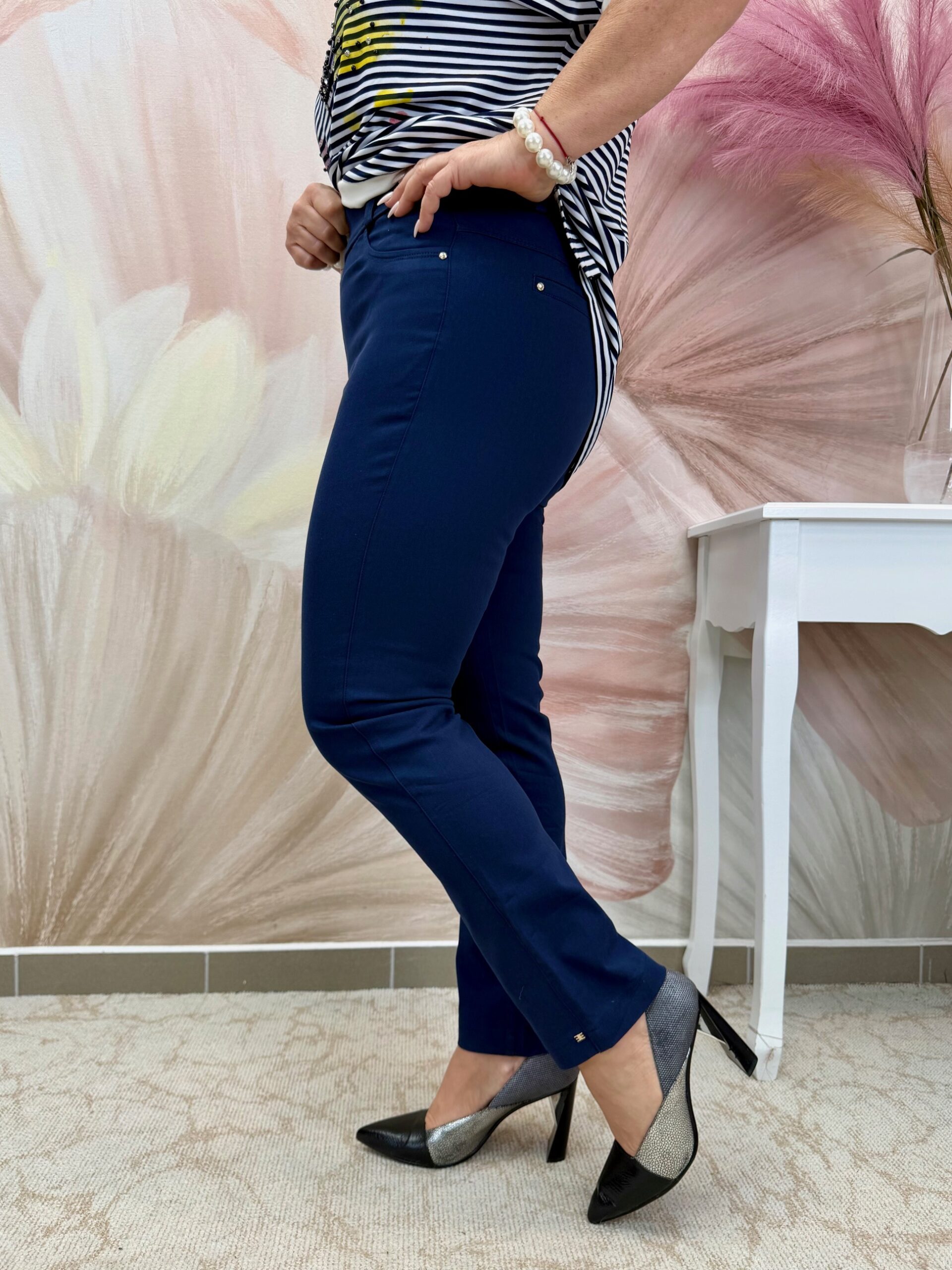 Sötétkék szűk szárú elasztikus nadrág