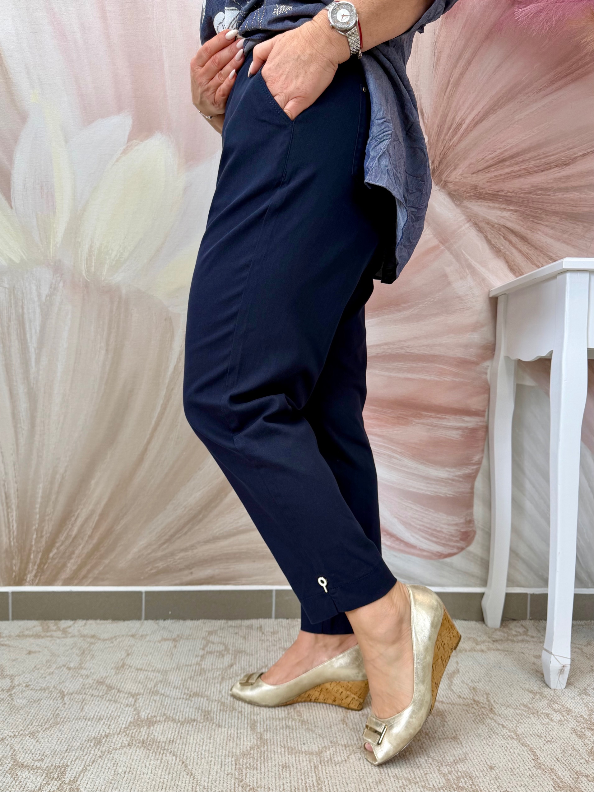 Gumis derekú sötétkék nadrág