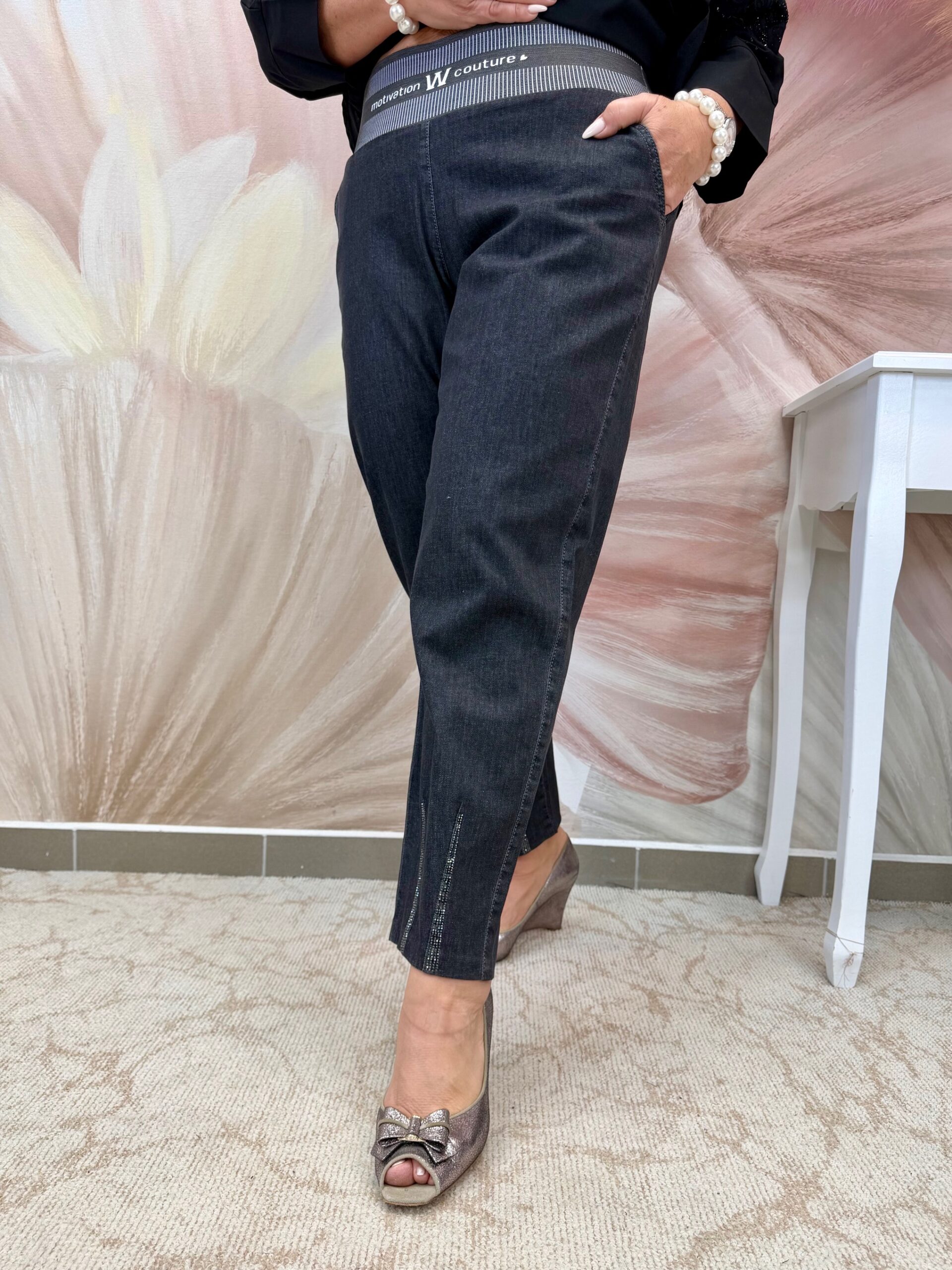 Szürke gumis derekú farmernadrág bokáján kristályokkal