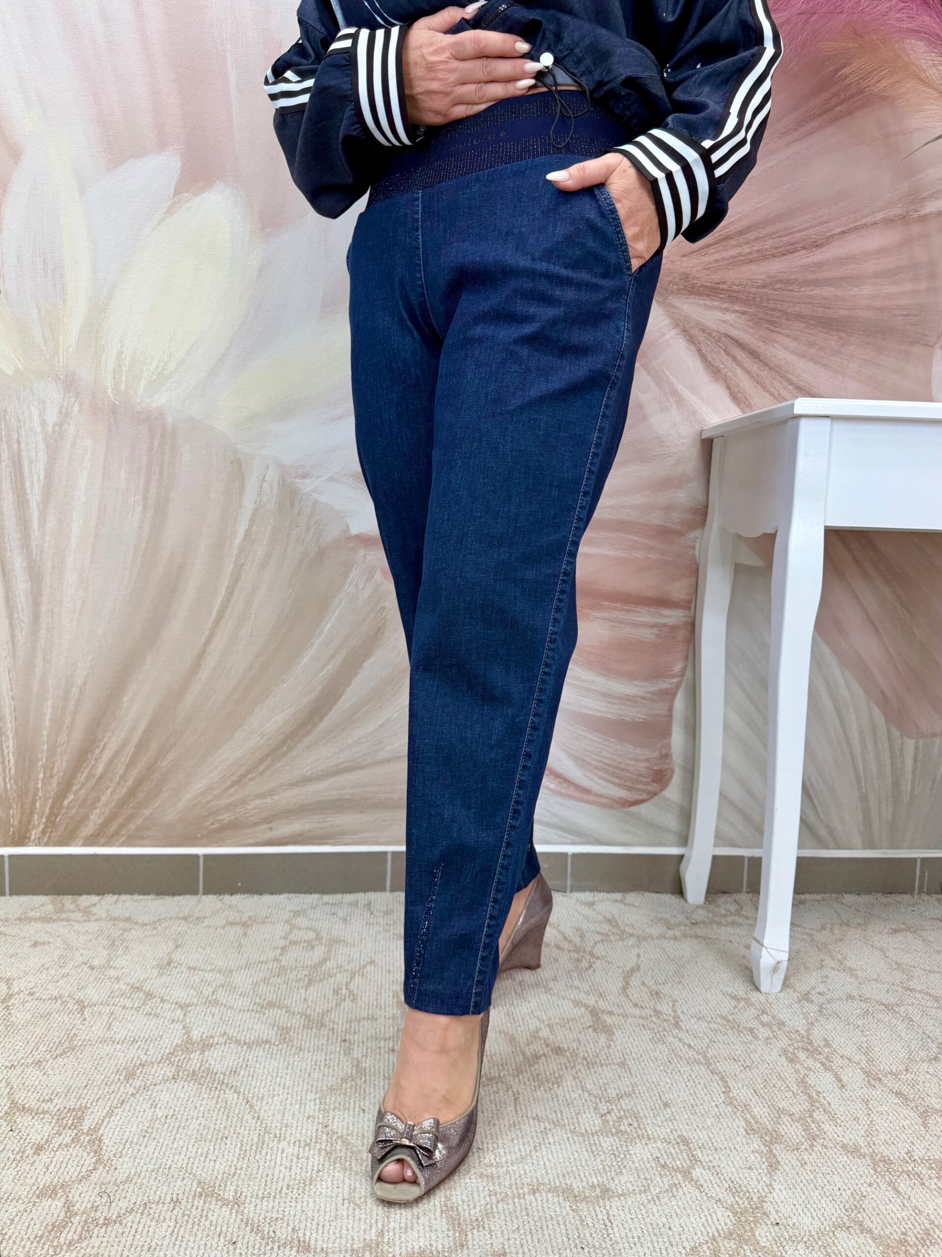 Sötét gumis derekú farmernadrág bokáján kristályokkal