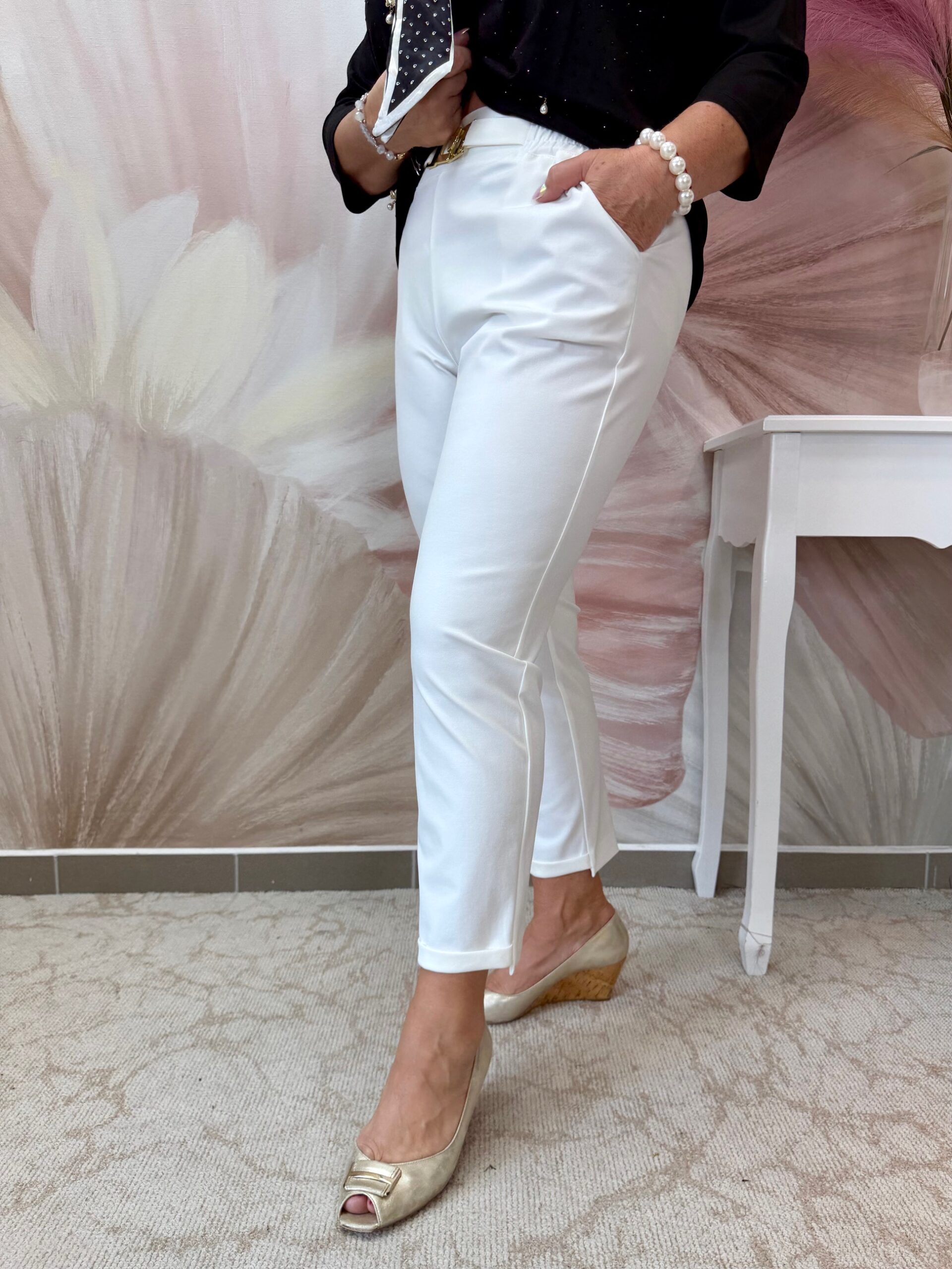 Csinos elasztikus fehér nadrág arany csattal