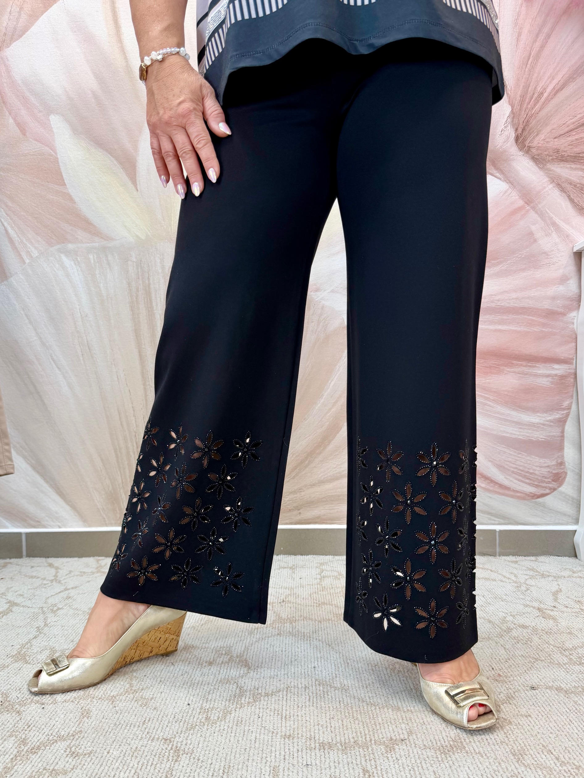 Csinos fekete nadrág lézervágott virágokkal