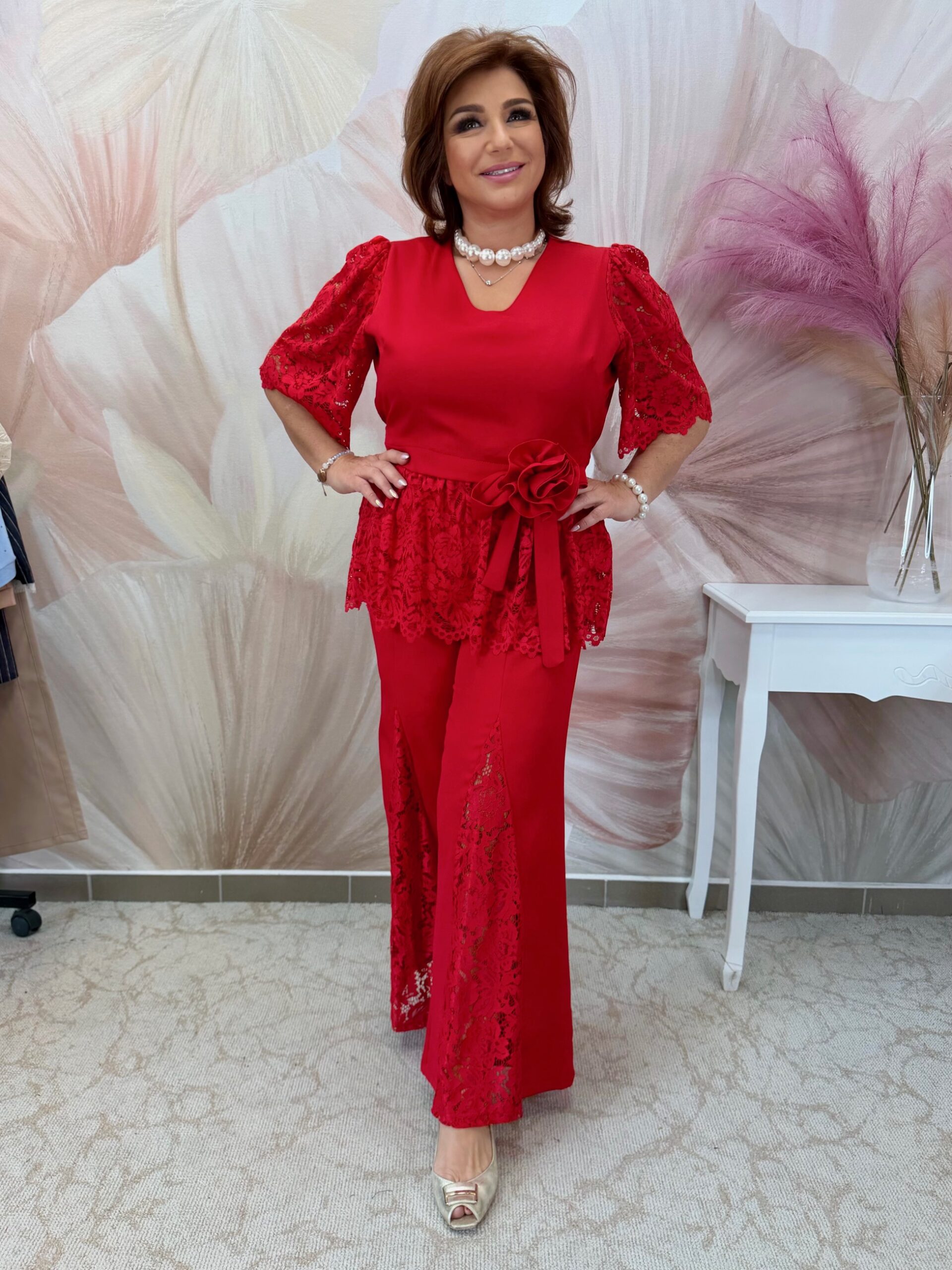 Csinos, csipkebetétes piros nadrágkosztüm